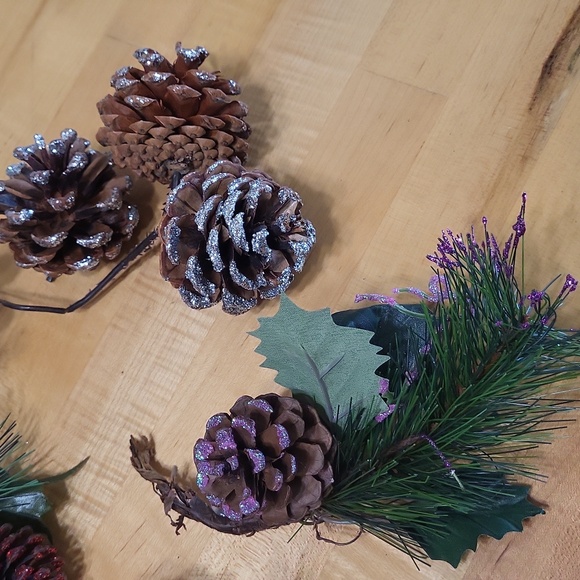 Christmas Decorations Small Individual Wreaths w Pinecones & Glitter - Picture 3 of 9